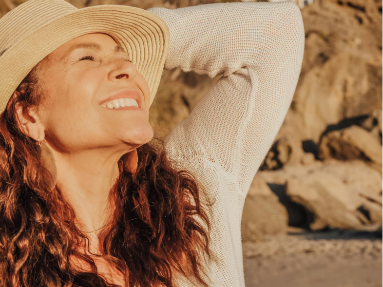 Жена с шапка, обърната срещу слънцето