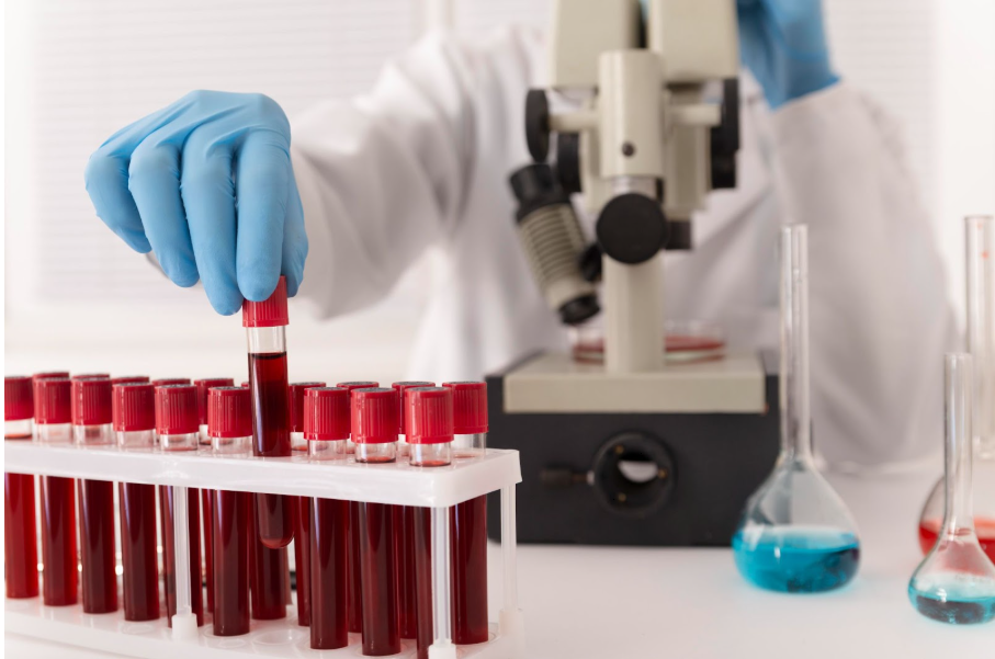 Лаборант изследва кръв в епруветки