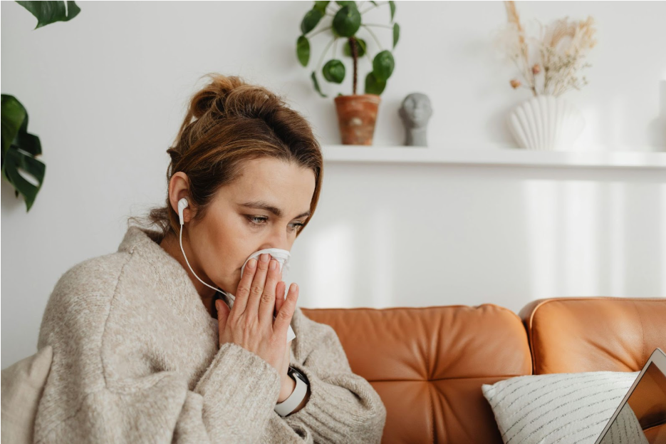 Жена със задна хрема прочиства носа си