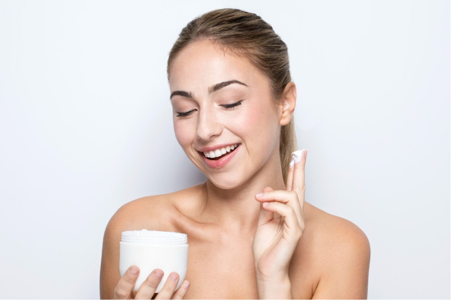 Жена използва продукт с пантенол