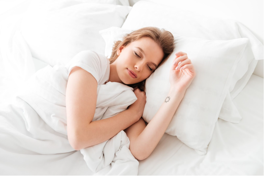 Жена, която спи върху бели възглавници