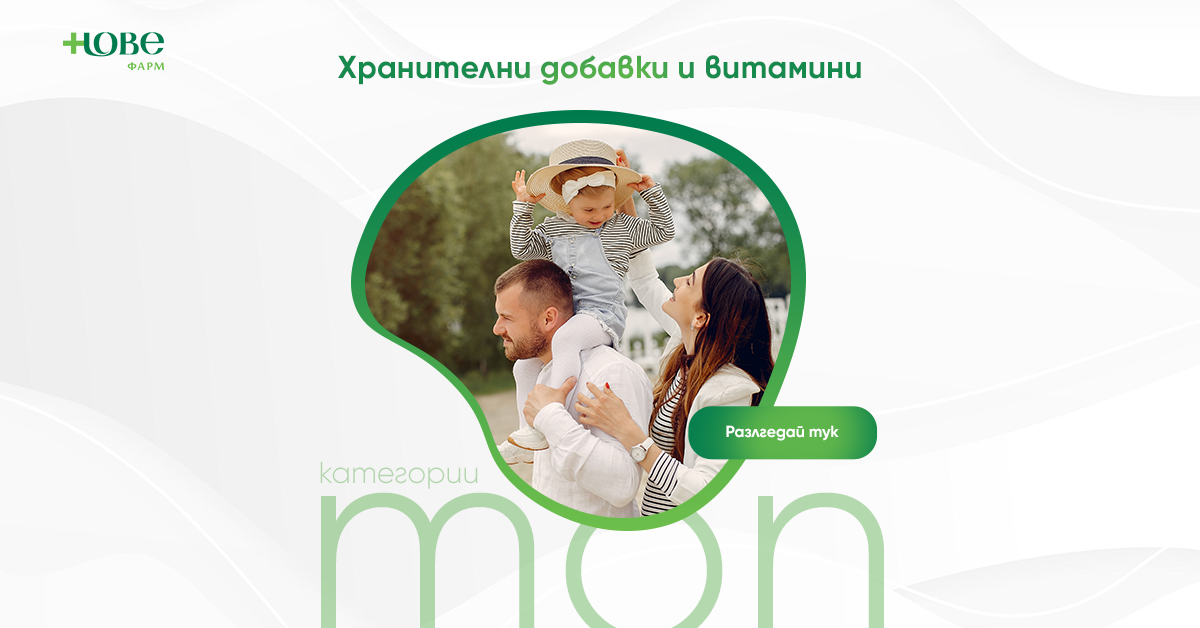 Усмихната жена със синя рокля